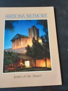 ARIZONA BILTMORE, JEWEL OF THE DESERT - CANDICE ST. JACQUES MILES  9carte in limba engleza)