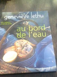 AU BORD DE L'EAU - GENEVIEVE LETHU  (CARTE IN LIMBA FRANCEZA).
