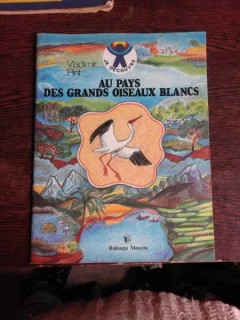 AU PAYS DES GRANDS OISEAUX BLANCS - VLADIMIR FLINT  (CARTE PENTRU COPII, IN LIMBA FRANCEZA)