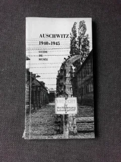 AUSCHWITZ 1940-1945, GUIDE DE MUSEE  (TEXT IN LIMBA FRANCEZA)