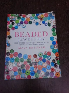 Beaded Jewellery, step by step techniquesand projects to create your style - Maya Brenner  (text in limba engleza)