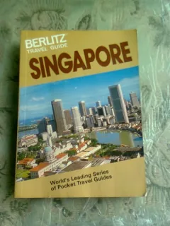 BERLITZ TRAVEL GUIDE SINGAPORE  (CARTE IN LIMBA ENGLEZA)