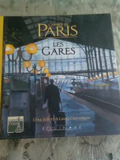 CARNET DE PARIS. LES GARES - CYRIL JOSCET  (CARTE IN LIMBA FRANCEZA)