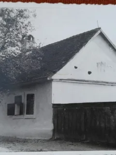 Carte poistala, Casa parohiala din Romania interbelica