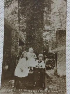 Carte postala, AA. LL. PP. Principesele Maria si Ileana si Principele Nicolae in fata parcului la Sinaia