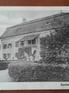 Carte postala, Avrig, Curtea sanatoriului, perioada interbelica