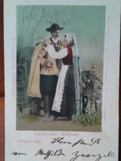 Carte postala, barbat si femeie in costume traditionale, perioada interbelica