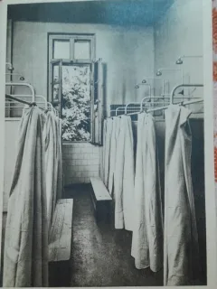 Carte postala, Scoala Centrala de Fete din Bucuresti. Sala de dusuri, perioada interbelica