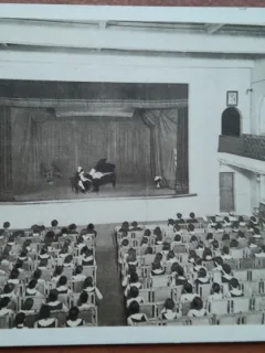 Carte postala, Bucuresti, Scoala Centrala de Fete, sala de serbari, perioada interbelica