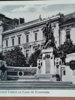 Carte postala, Cernauti, Monumentul Unirei cu Casa de Economie, perioada interbelica