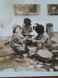 Carte postala, copii pe prispa casei, inceput de secol XX