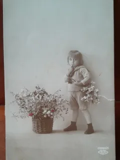 Carte postala, copil cu flori, 1925
