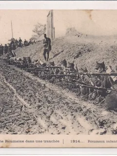 Carte postala din perioada interbelica reprezentand infanteristi romani in transee in anul 1914