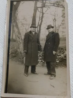 Carte postala, Doi barbati in pardesie si cu palarii, 1936