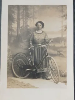 Carte postala, Femeie cu bicicleta, 1890