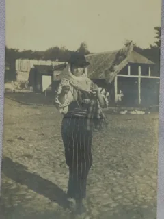 Carte postala, femeie in port popular din Romania, perioada interbelica