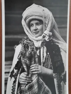 Carte postala, Femeie in port popular din Transilvania, perioada interbelica