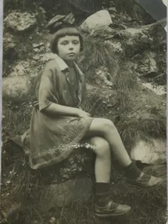 Carte postala, fetita in vacanta la Slanic Prahova, 1921