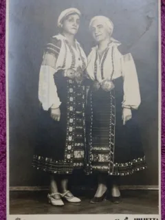 Carte Postala, Fotografie doua femei in port national romanesc, perioada interbelica