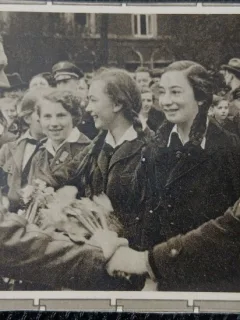 Carte postala, Hitler dand mana cu tinere din Hitlerjugend