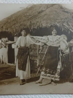 Carte postala, Hora romaneasca, femei in port popular si batran cantand din fluier, perioada interbelica