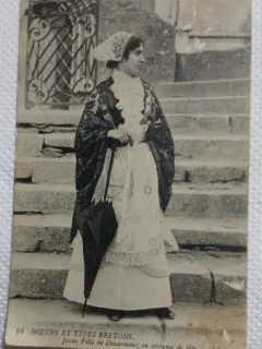 Carte postala, Jeune Fille de Douarnemez en costume de fete, 1931