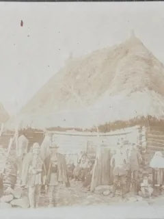Carte postala, Militari si tarani intr-un sat din Brasov, 1916