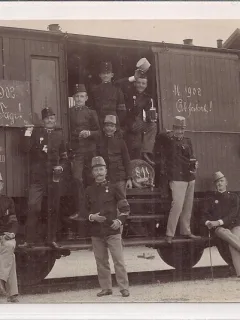 Carte postala necirculata reprezentand un grup de militari imbarcati intr-un vagon de tren