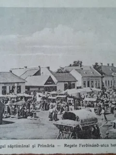 Carte postala, Ocna Mures, strada Regele Ferdinand cu targul saptamanal si Primaria, 1920