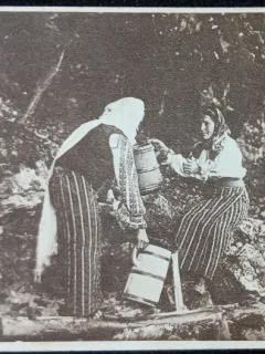 Carte Postala, Romania, doua femei in port national, la izvor, 1931