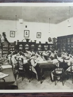 Carte postala - Scoala centrala de fete din Bucuresti: Dupa amiaza la biblioteca