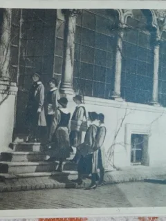 Carte postala, Scoala Centrala de Fete din Bucuresti. Elevele intrand din gradina in coridor, perioada interbelica