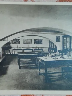 Carte postala, Scoala Centrala de Fete din Bucuresti. Laboratorul de chimie, perioada interbelica