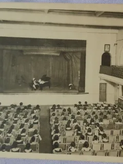 Carte postala, Scoala Centrala de Fete din Bucuresti. Sala de serbari in timpul unui examen de pian, perioada interbelica