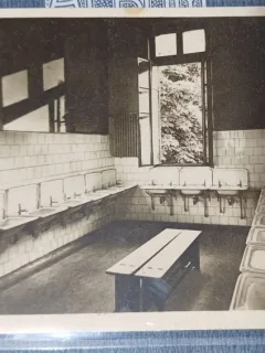 Carte postala - Scoala centrala de fete din Bucuresti: Sala de spalat dintre dormitoarele 1-2 (insemnata)