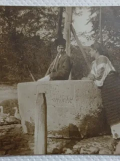 Carte postala, Tanara in costum popular si baiat cu caciula langa o fantana, periioada interbelica