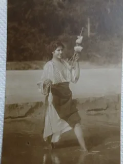Carte postala, Tanara in costum traditional cu fus pentru tors, perioada interbelica
