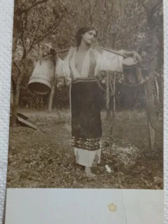 Carte postala, Tanara in costum traditional, cu cobilita, perioada interbelica