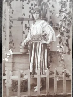 Carte postala, tanara in costum traditional, perioada interbelica