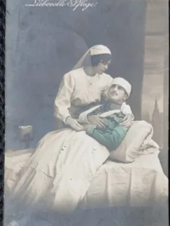 Carte Postala, Tanara ingrijind un barbat ranit, 1912