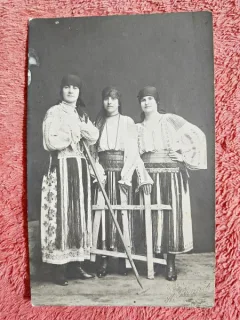 Carte postala, trei surori in port popular, 1919