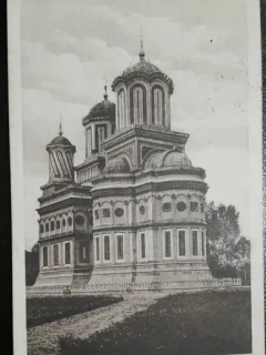 Carte postala, vedere de la est a Manastirii Curtea de Arges, perioada interbelica