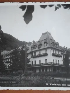 Carte postala, Vedere din parc si Hotelul Statului, perioada interbelica