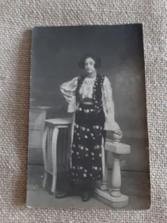 CARTE POSTELA, 1922, FEMEIE IN PORT POPULAR