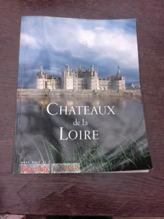 Chateaux de la Loire, album, text in limba franceza