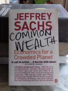 COMMON WEALTH. ECONOMICS FOR A CROWDED PLANET - JEFFREY SACHS  (COMUNITATE DE NATIUNI/FEDERATIE. ECONOMIE PENTRU O PLANETA AGLOMERATA)