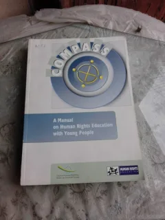 COMPASS, A MANUAL ON HUMAN RIGHTS EDUCATION WITH YOUNG PEOPLE  (CARTE IN LIMBA ENGLEZA)