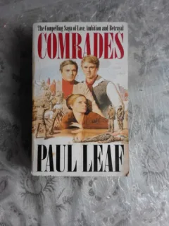 COMRADES - PAUL LEAF  (CARTE IN LIMBA ENGLEZA)