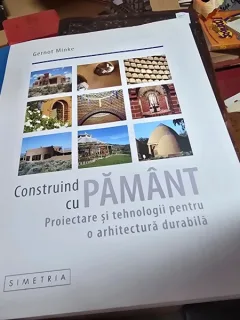 CONSTRUIND CU PAMANT - GERNOT MINKE  (PROIECTARE SI TEHNOLOGII PENTRU O ARHITECTURA DURABILA)