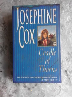 CRADLE OF THORNS - JOSEPHINE COX  (CARTE IN LIMBA ENGLEZA)
